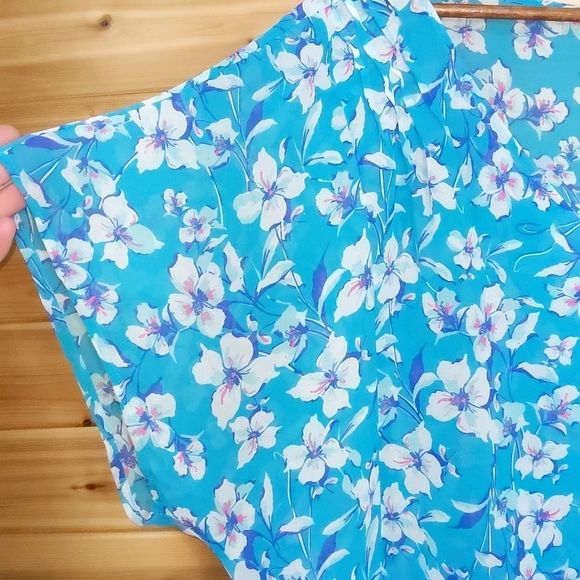 Torrid Floral Chiffon Short Sleeve Top in Aqua Blue size 2 - Picture 5 of 11